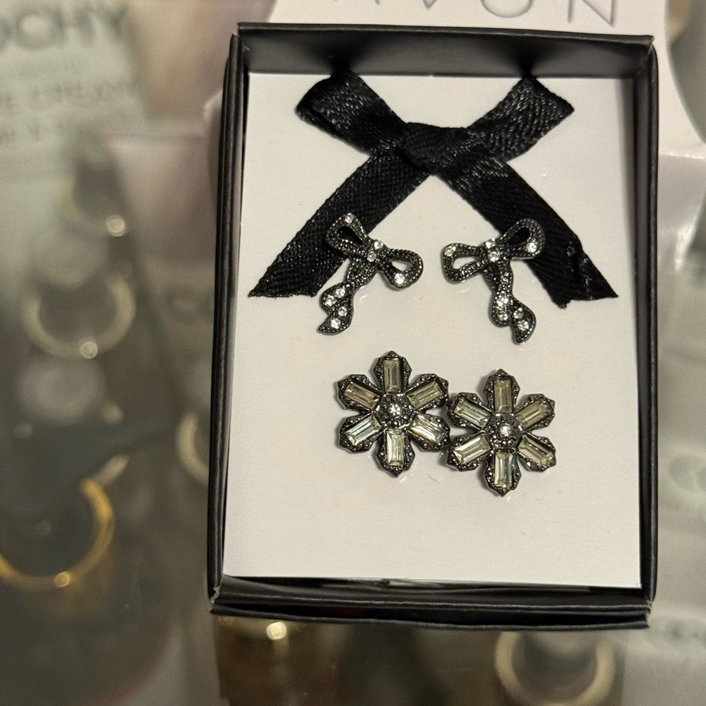 Avon Black and Silver Holiday Earrings Set Bows and Snowfo - Picture 7 of 15